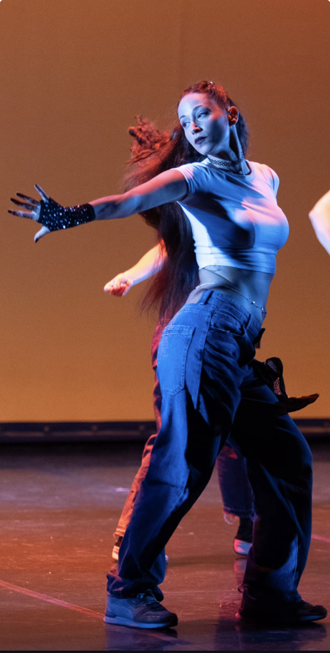 Joti bailando en escenario